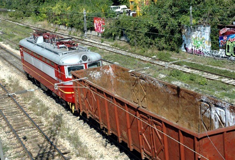 Над два тона скрап измъкнаха четирима от товарни вагони на гара Плевен – Запад