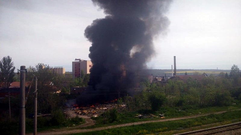 Извънредно! Голям пожар край бившата бонбонена фабрика в Плевен! (обновена + снимки)