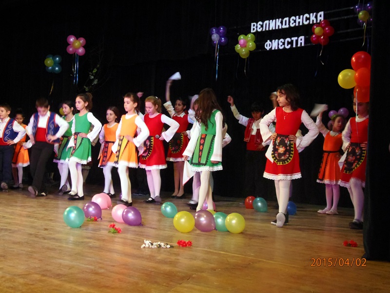 „Великденска фиеста“ на сцената на читалището в Тръстеник (снимки)