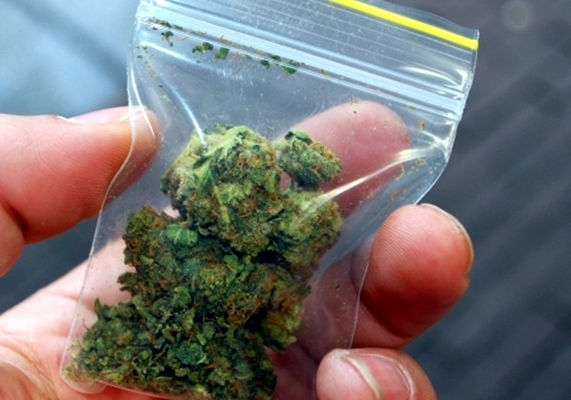 Иззеха 4 топчета марихуана при проверка на 19-годишен в „Сторгозия“