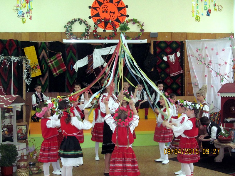 Пъстър концерт, посветен на пролетните празници, се проведе в ОДЗ „Снежанка“ (галерия)
