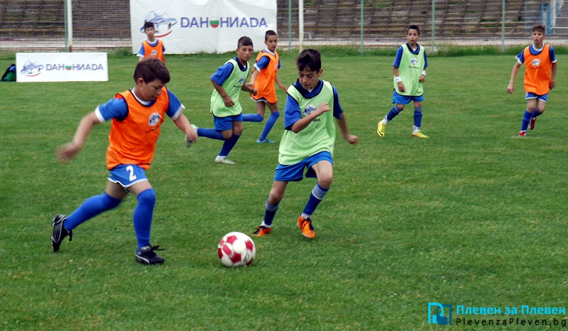 Малки футболисти мерят сили в турнира „Данониада“ днес в Плевен (галерия)