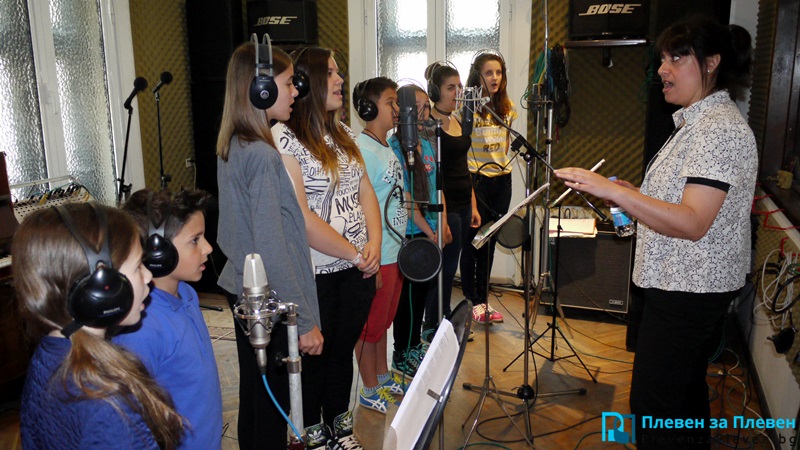 „Арлекино” записа първата си авторска песен в студиото на Максим Горанов (видео)