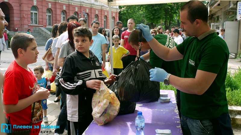 Книга срещу кило пластмаса дават в Плевен днес (галерия + видео)