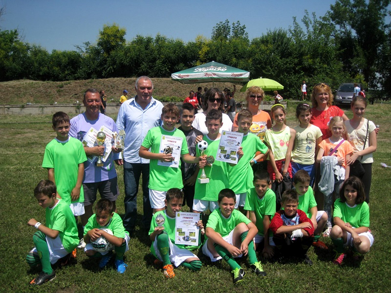 Детският тим на ФК „Единство“ (Долни Дъбник) с приз за най-успешен отбор на сезона (галерия)
