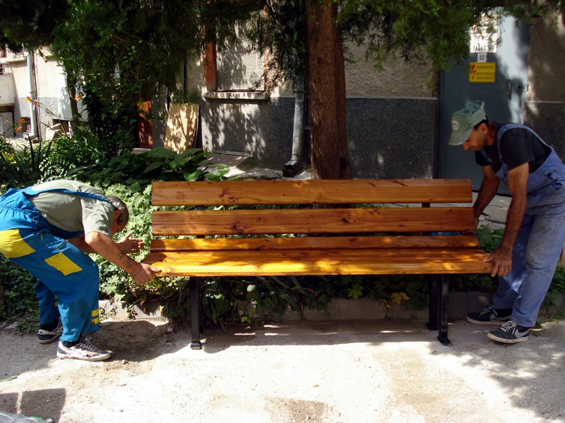 30 нови пейки поставя „Паркстрой“ в различни жилищни райони на Плевен