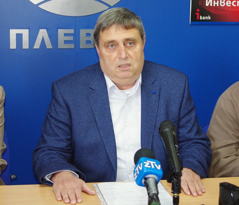 Директорът на Спортното в отпуск до ноември, подал молба за пенсиониране
