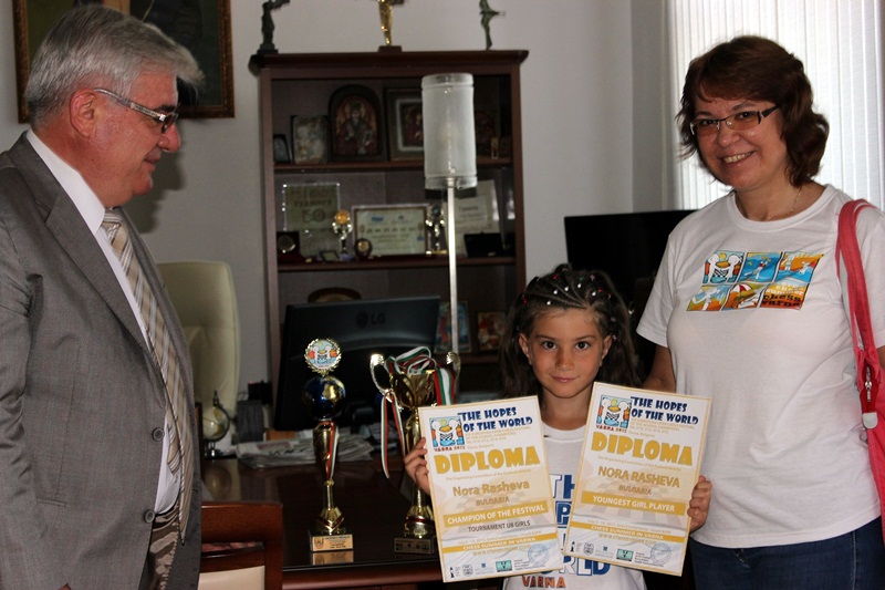Шестгодишната Нора донесе в Плевен две купи от Европейски шахматен фестивал