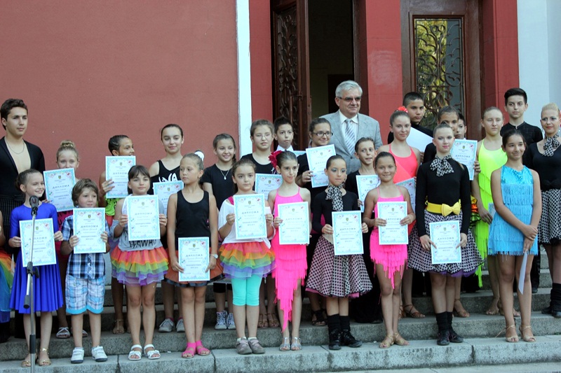 Талантливи танцьори получиха грамоти от кмета проф. Димитър Стойков