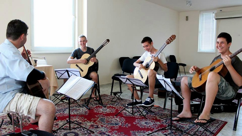 Участници в Лятната китарна академия с концерт в ХГ „Дарение Светлин Русев“