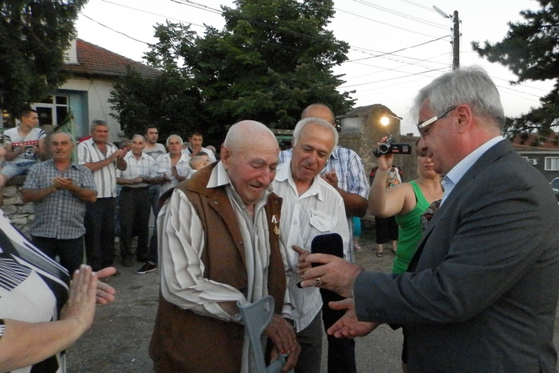 Кметът на Община Плевен проф. д-р Димитър Стойков връчи почетен знак на двама заслужили жители на село Брестовец