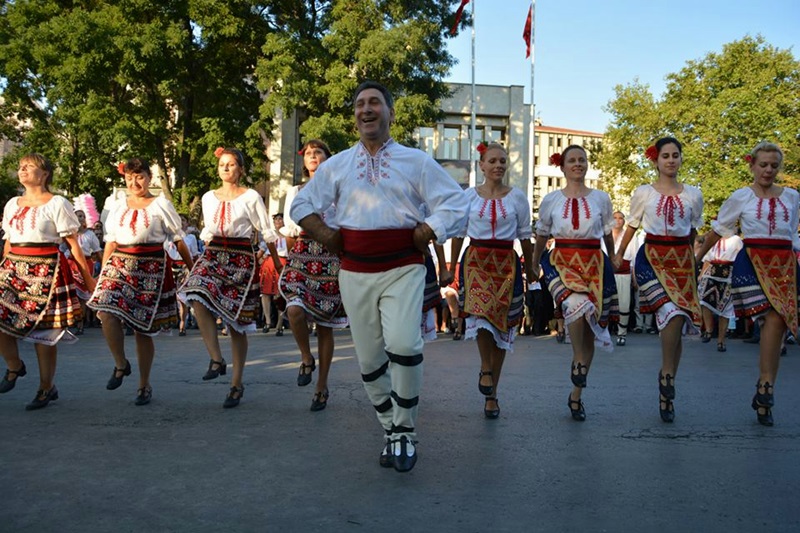 Чужденци ще усвояват в Плевен тънкостите на българските народни танци