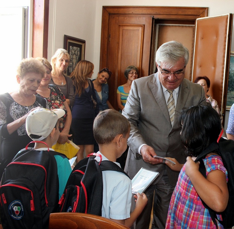 Кметът проф. Стойков подари раници с учебни пособия на малчугани в неравностойно положение