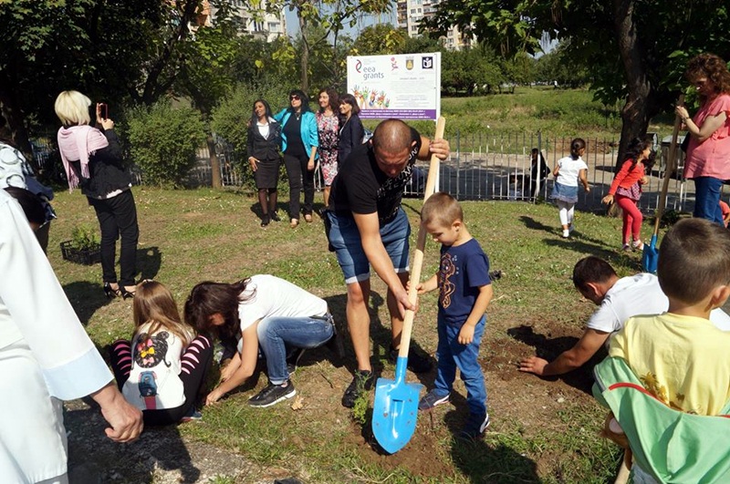 Деца, родители и учители засадиха заедно дръвчета в двора на ОДЗ „Първи юни“ – Плевен