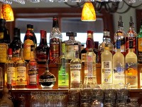 Бутилки алкохол с бандерол с изтекъл срок на валидност иззеха при проверки в Долна Митрополия и Тръстеник