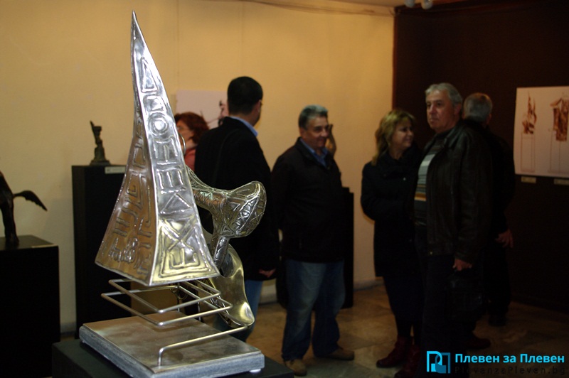 Форма, движение и звук събира в творбите си скулпторът Атанас Колев (галерия)