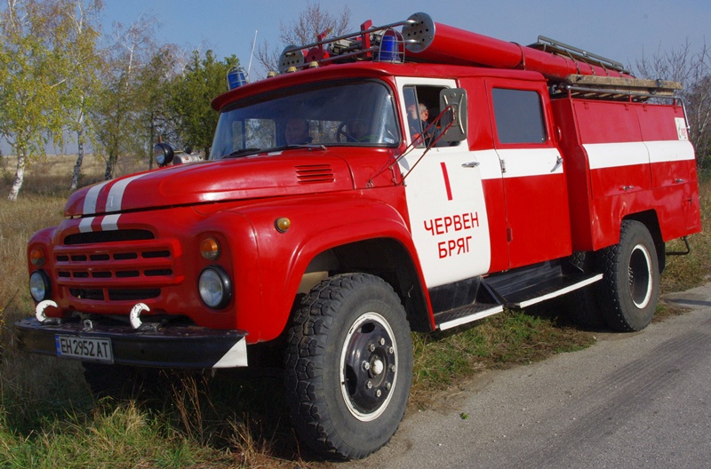 Пожарникари гасиха пламнали стопански постройки в Рупци и Брестовец