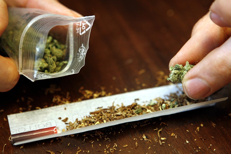 Арест за 24-годишен в Червен бряг, изхвърлил при полицейска проверка 5 грама марихуана