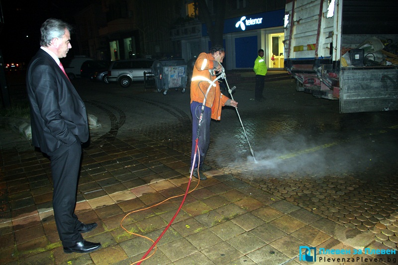 Кметът Спартански проследи старта на почистването на жълтите линии по центъра