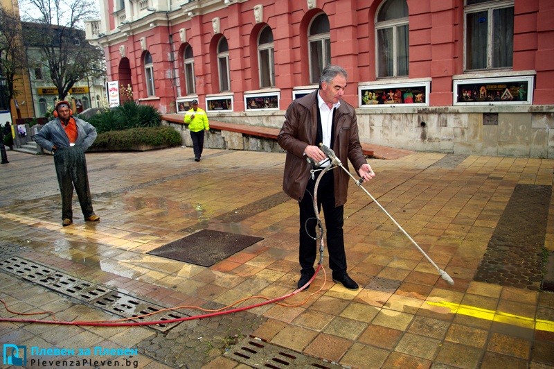 Кметът лично се включи в почистването на велоалеята по Главната в Плевен (снимки + видео)