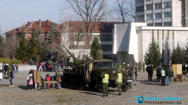 Въоръжение и бойна техника показват днес в гарнизон Плевен