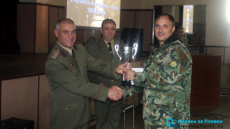Наградиха плевенски военнослужещи и журналисти за празника на Сухопътни войски