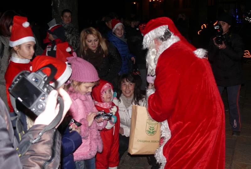 Дядо Коледа зарадва с подаръци малчуганите в Левски
