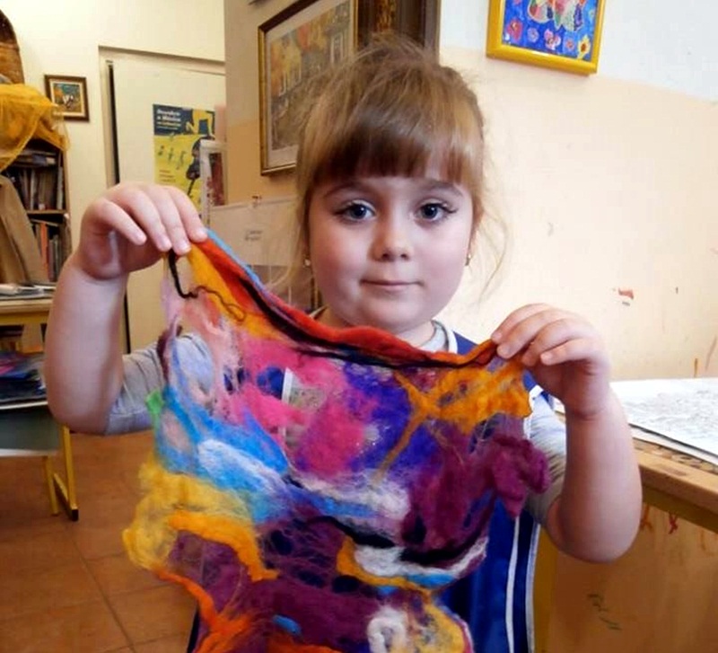 Благотворителна изложба-базар „Цветна феерия“ подредиха децата от „Колорит“