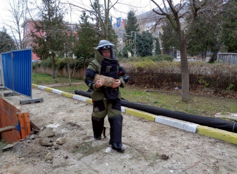 Беленски военни обезвредиха снаряд, открит при изкопни работи пред Община Никопол