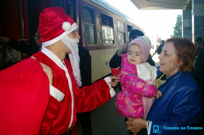 Посрещане на Дядо Коледа на жп гарата в Плевен