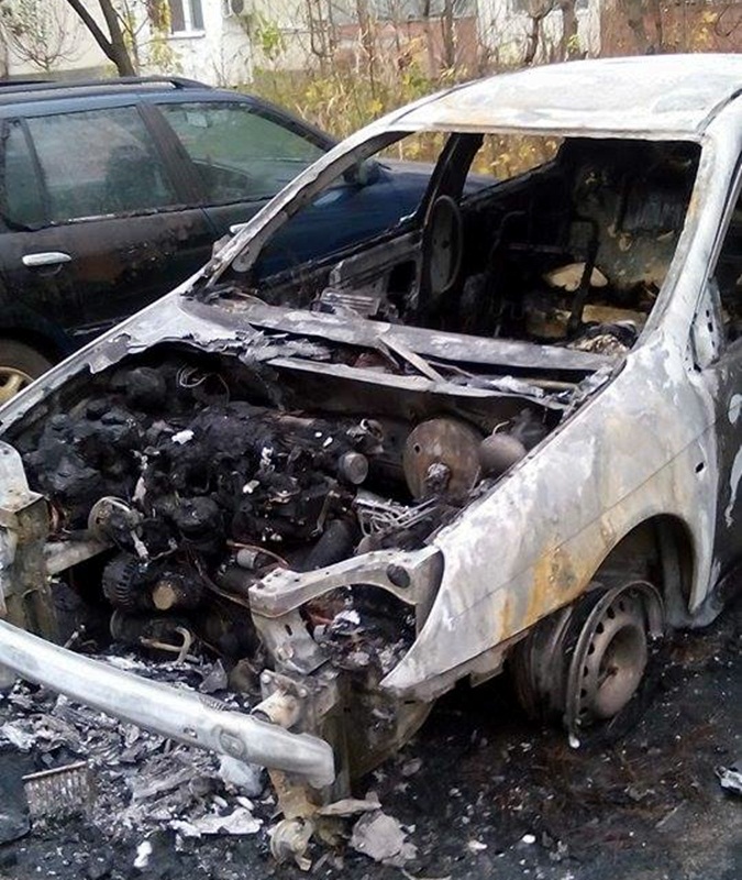 Пламъци унищожиха напълно автомобил в „Сторгозия“ (снимки)