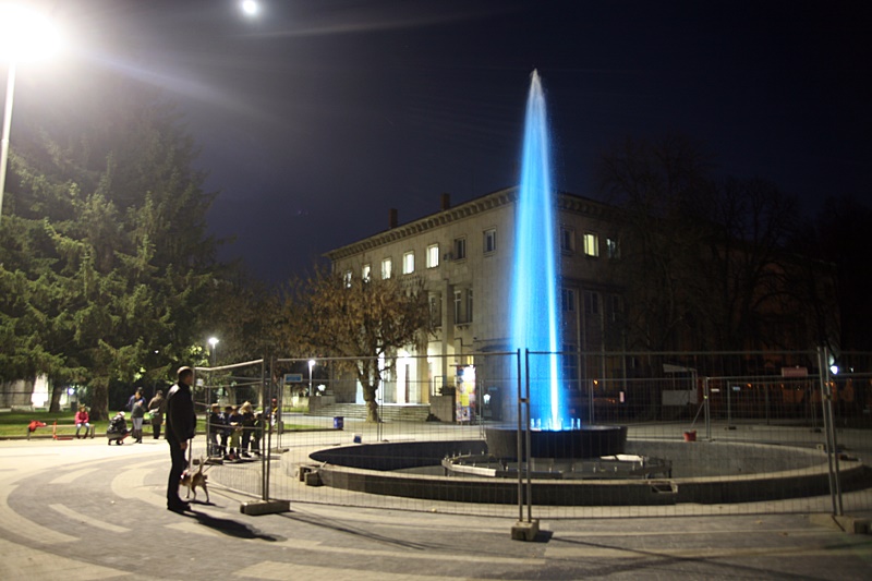 Фотообективът на Плевен за Плевен улови привечер първите проби на Пееещия фонтан след  ремонта