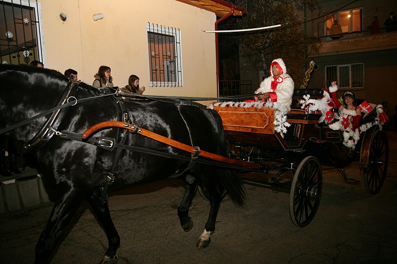 С приказна каляска пристигнаха Дядо Коледа и Снежанка в НУ „Христо Ботев” – фото-галерия