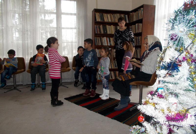 Малчугани от ЦДГ „Бреза” гостуваха на библиотеката към читалището в с. Комарево