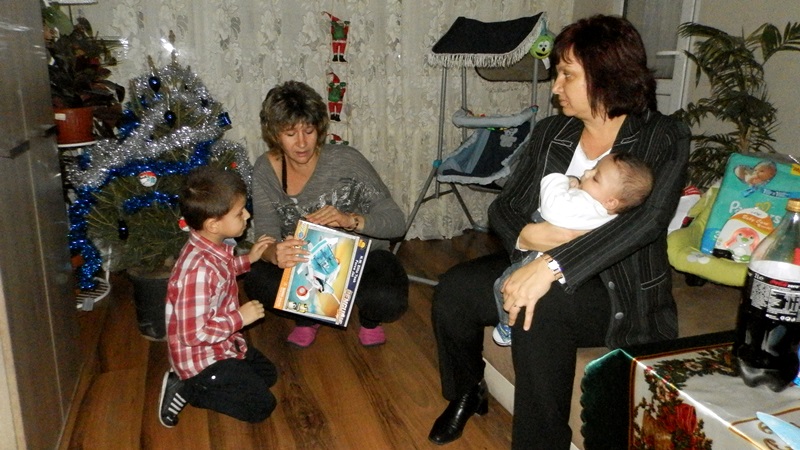 Областният управител сподели празничните емоции с децата в две приемни семейства в Плевен
