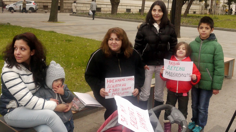 Плевенски майки и татковци излязоха на протест днес