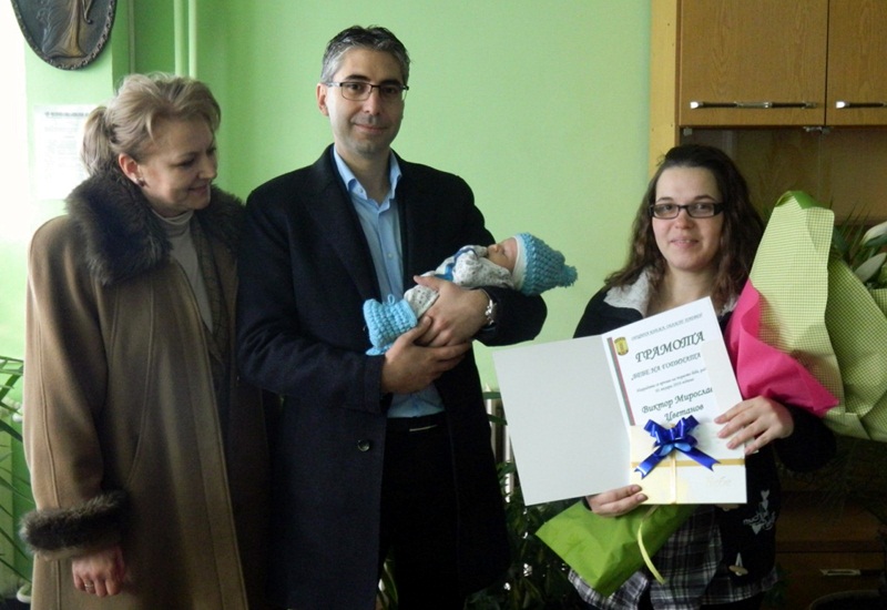 Кметът на Община Кнежа Илийчо Лачовски награди „Бебе на годината”