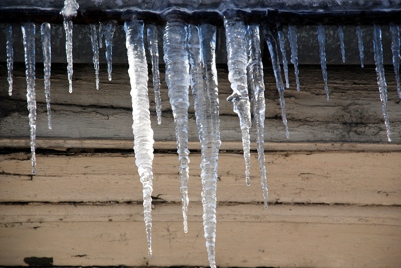 Напомнят на жителите на Червен бряг да премахнат опасните ледени висулки от покривите