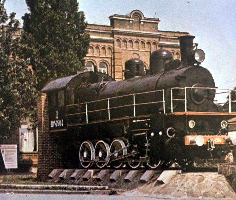 Реставрират и експонират уникален ретро локомотив в градинката до гарата в Червен бряг
