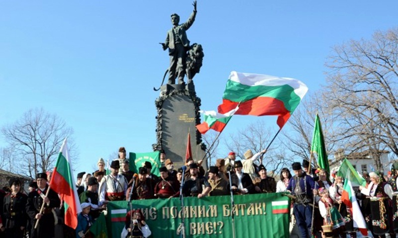 И плевенчани се включиха в протеста в Карлово днес
