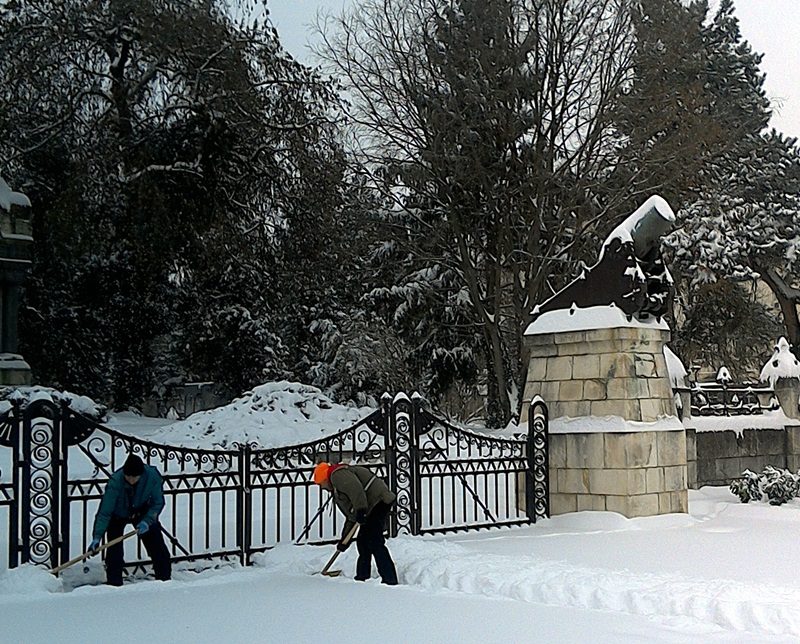 Екипи на „Паркстрой“ почистват от снега алеите в Градската градина и района на Мавзолея