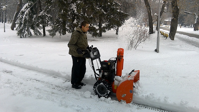 Екипи на „Паркстрой“ почистиха от снега и обработиха основните алеи в Градската градина