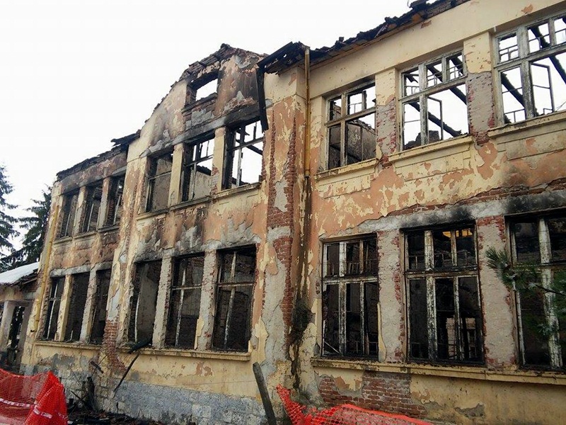 Сградата на старото училище в Милковица след вчерашния пожар (снимки)