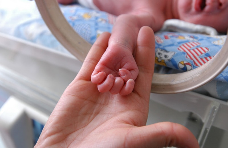 Плевенски родилни отделения получават легълца и пелени чрез кампанията на Pampers и UNICEF