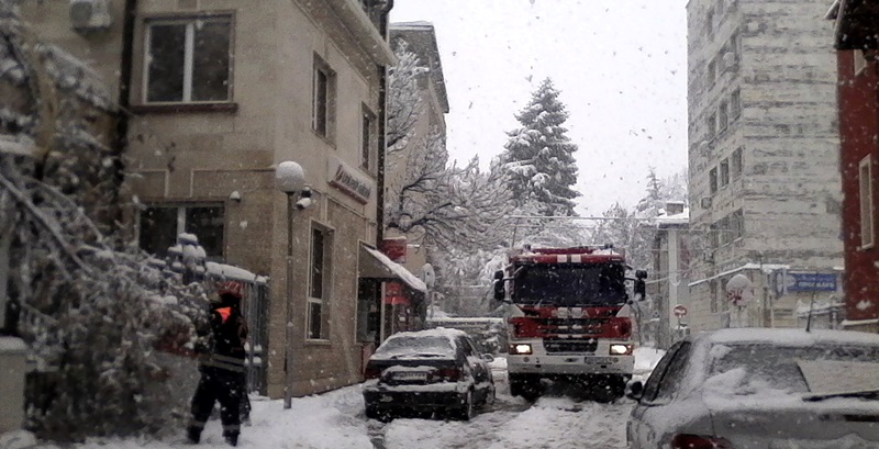 Пожарникарите отстраняват паднали дървета и клони, помагат и на закъсали автомобили в Плевенско