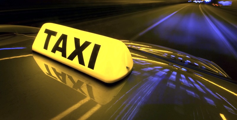 Пътник в такси пострада при катастрофа край Еница