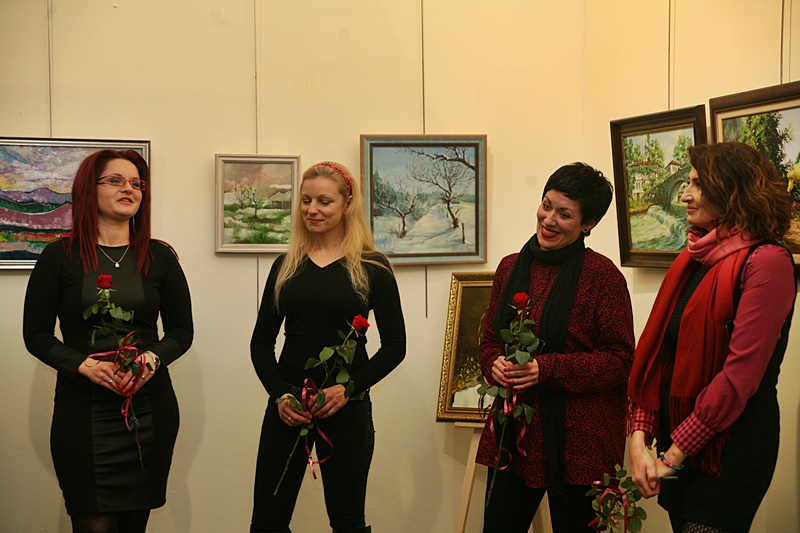 Четири рози за четири художнички в Деня на прегръдката! – фотогалерия