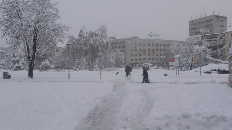 Разчиства се снегът от централната пешеходна част на Плевен