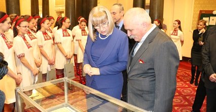 Цецка Цачева откри в Парламента изложба, в която участват и три културни института от Плевен