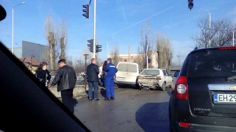 Три автомобила катастрофираха на ул. „Българска авиация“ днес
